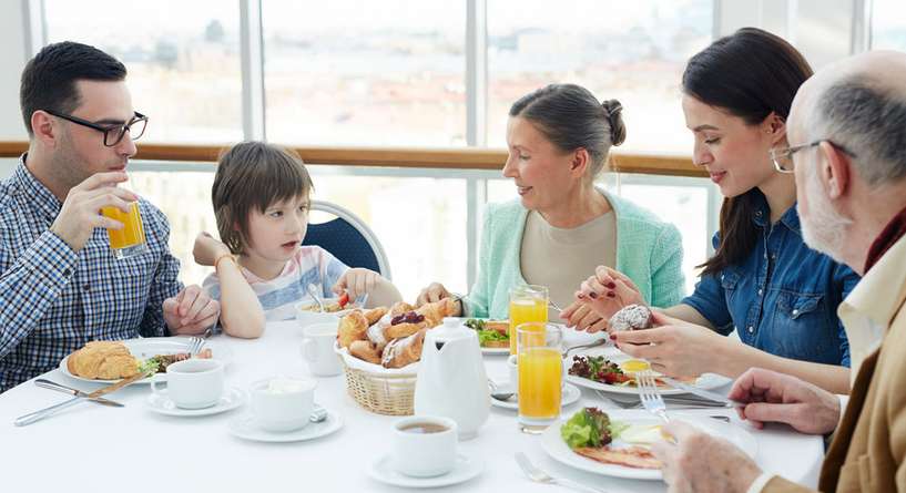 فوائد تناول الطعام معًا كعائلة