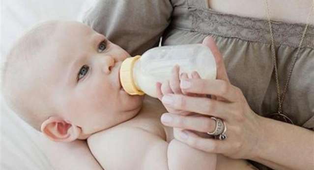 فوائد ومساوئ الرضاعة من القنينة