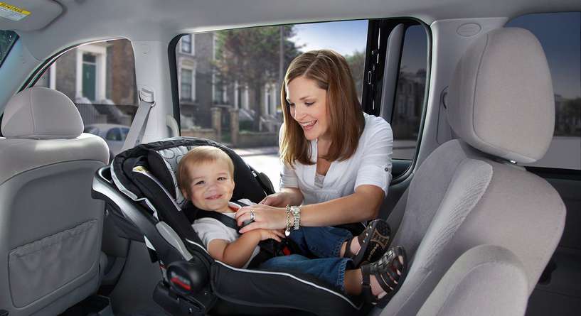 مواصفات أساسية عند شراء كرسي سيارة للطفل