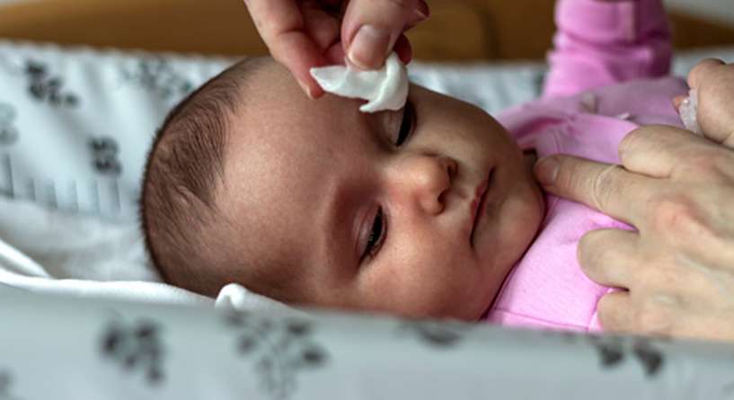 هل حليب الام يعالج التهاب العين عند الطفل الرضيع؟