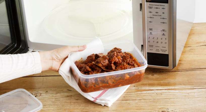 عدم مرات تسخين الأكل بعد وضعه في البراد