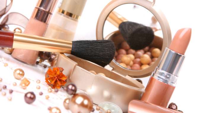 مستحضرات تجميل على المرأة الحامل تجنبها