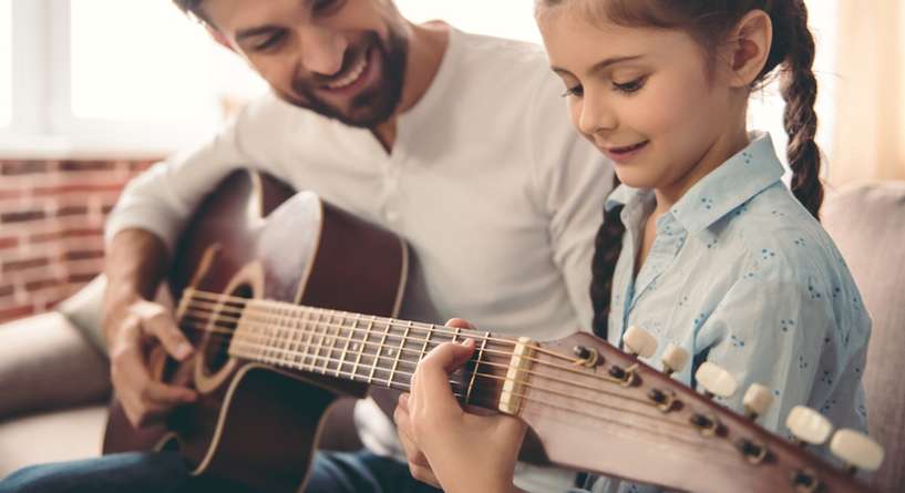 اهمية تعليم الطفل العزف على آلة موسيقية في وقت مبكر