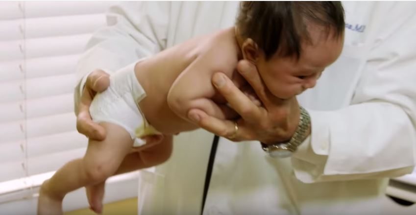طبيب يكشف عن أفضل طريقة لتهدئة بكاء الطفل في ثوان بالفيديو
