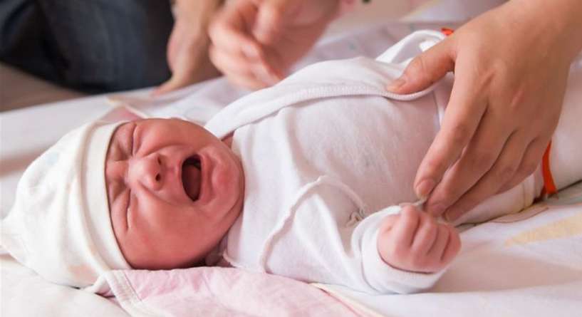 اسباب بكاء الطفل الرضيع الشديد واضراره عليه
