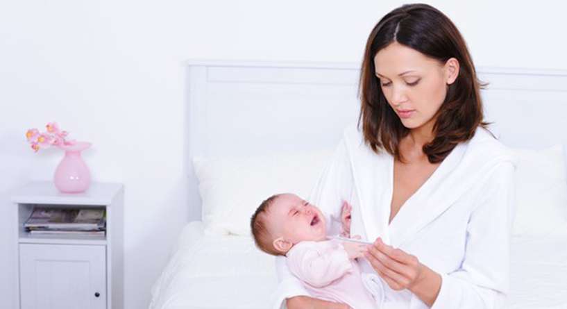 متى تكون حرارة الرضيع خطيرة وكيف يمكن خفضها؟
