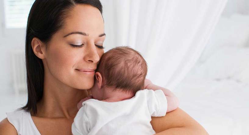 اهمية حمل الطفل الرضيع وتدليله