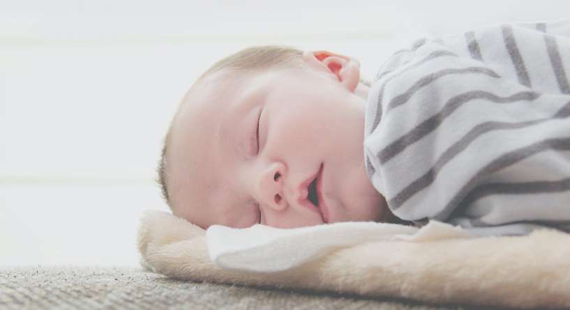 العمر المناسب لنوم الطفل على بطنه 
