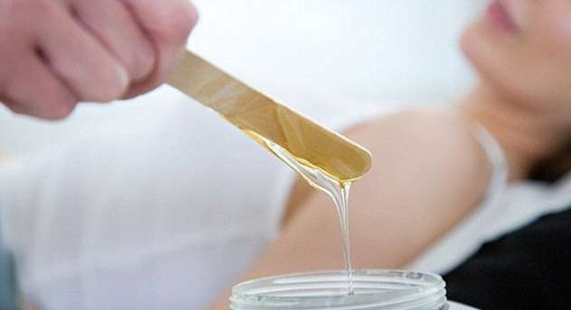 6 حيل لإزالة الشعر بالشمع بدون ألم