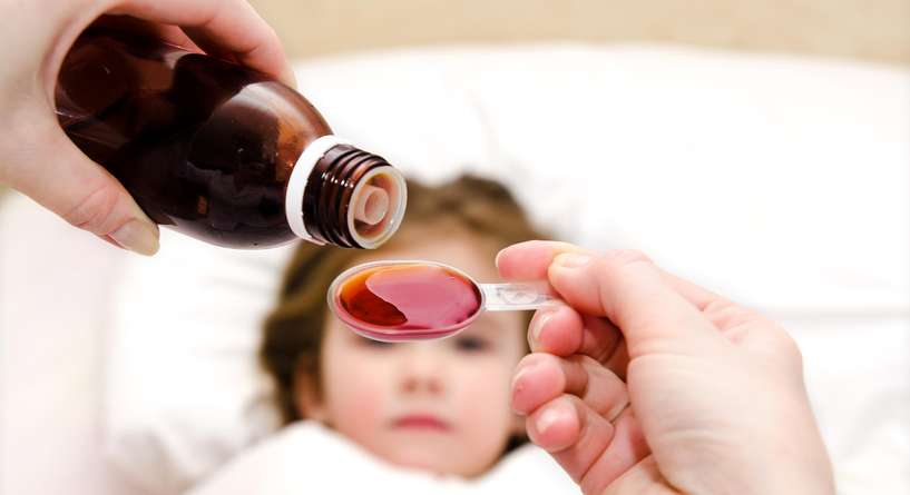 حيل مبتكرة لإقناع الطفل بتناول الدواء