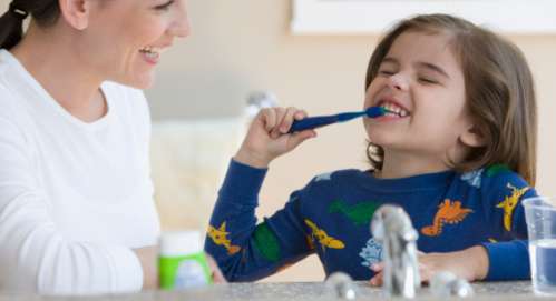 في أي سن يجب البدأ بتنظيف أسنان الاطفال؟