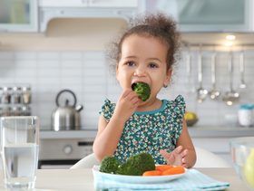 اطعمة تساعد على تنمية ذكاء الطفل بعمر السنتين