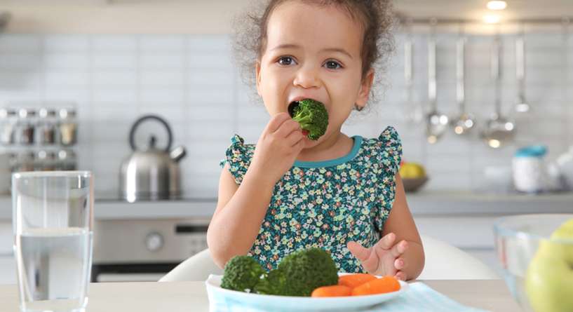 اطعمة تساعد على تنمية ذكاء الطفل بعمر السنتين