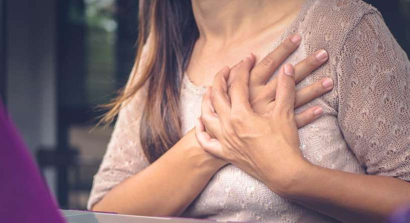 نغزات بالصدر جهة اليسار