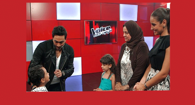 تامر حسني يخرج من المسرح مع مشترك The Voice Kids