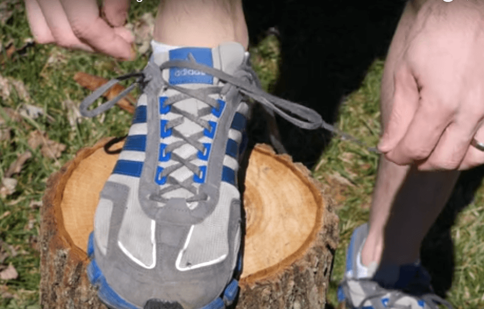 ما هو إستعمال الثقب الإضافي في الأحذية الرياضية