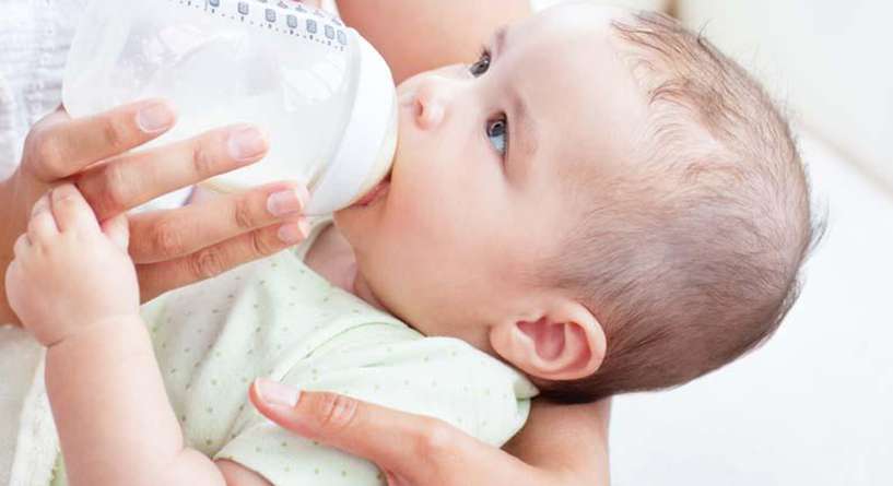 هل الحليب الصناعي يسمن الطفل وما تاثيره على الرضع؟