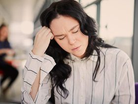 تعرفي الى أنواع صداع الرأس واسبابه وعلاجه!