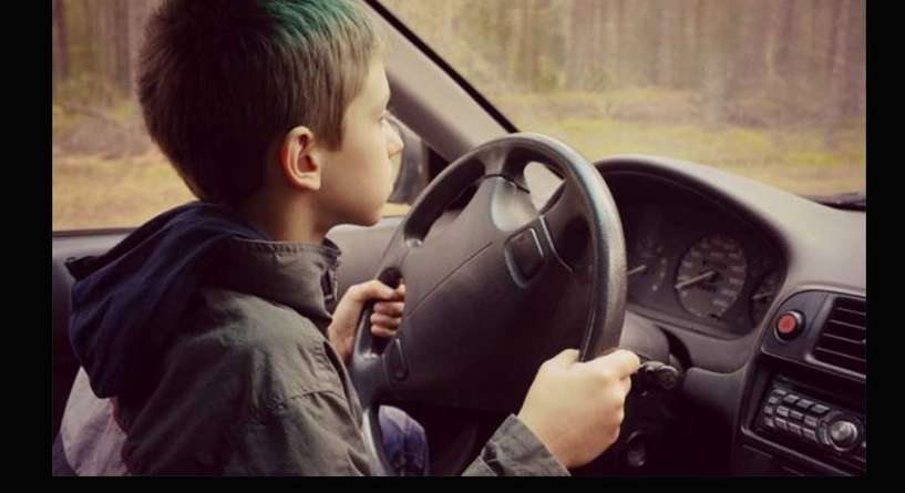 بعمر الثامنة من عمره طفل يجيد قيادة السيارة!
