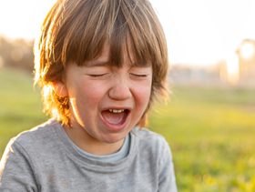 اسباب وكيفية التعامل مع بكاء الطفل في عمر السنتين