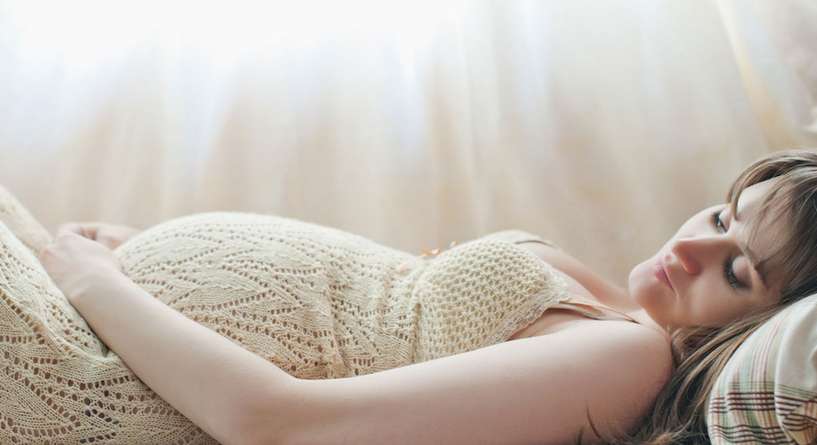 هل النوم على الظهر مضر للحامل