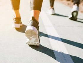 هل المشي السريع يشد الجسم وما هي فوائده الصحية؟