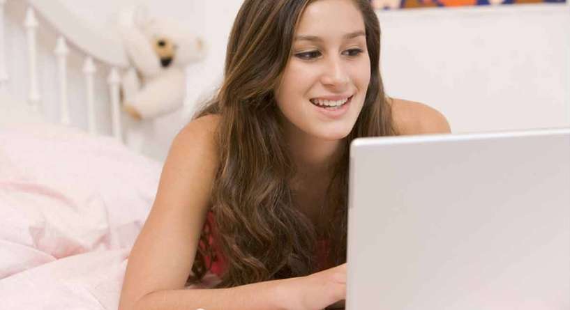 كيفية التعامل مع المراهقة اذا على علاقة باحدهم على مواقع التواصل الإجتماعي
