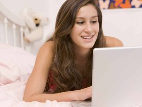 كيفية التعامل مع المراهقة اذا على علاقة باحدهم على مواقع التواصل الإجتماعي