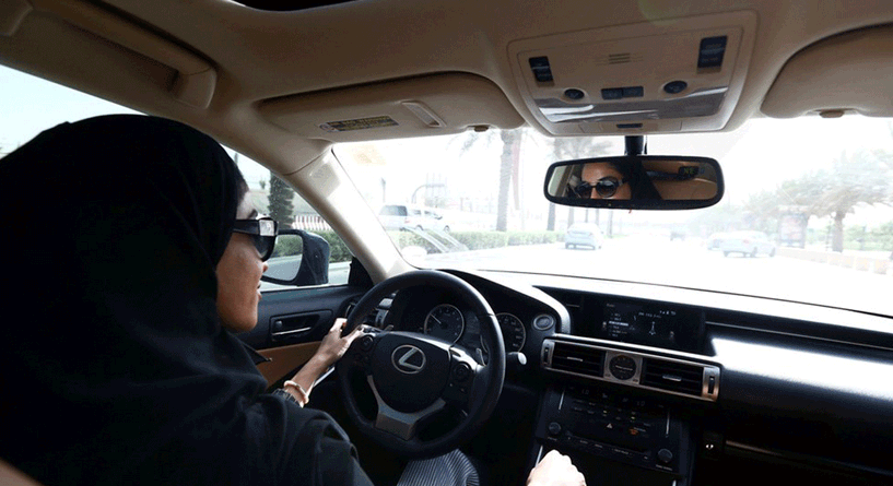 السن القانوني لقيادة السيارة في السعودية للمراة