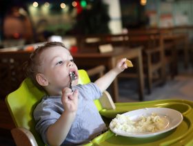 كيفية التعامل مع إتساخ الطفل في حال عدم القدرة على تحميمه