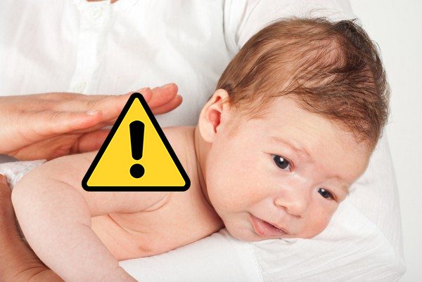 أمور ممنوعة أثناء حث الرضيع على التجشؤ