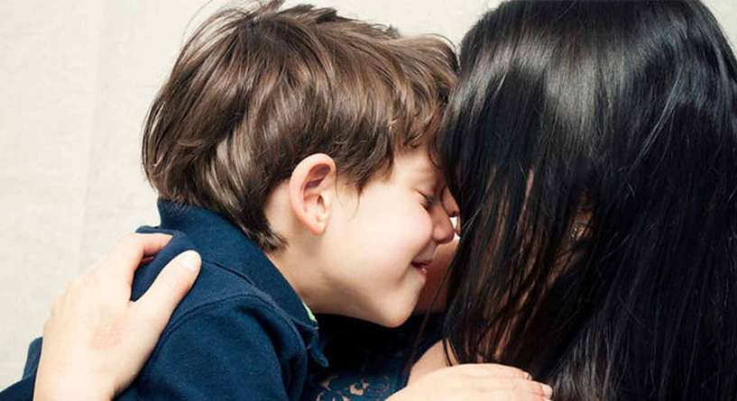 كيفية تقرب الام من طفلها الصبي