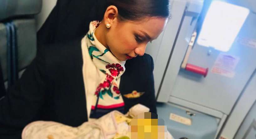 رضيعة نفذ حليبها على الطائرة وتعامل المضيفة المؤثر مع الامر