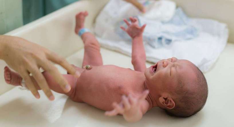ام تعثرت ولادتها فتفاجأت بما فعله زوجها وحماتها