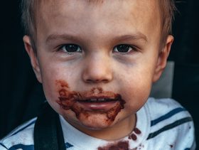 أنا أم تسمح لطفلها بأن يأكل الشوكولاته كل يوم ولكن بشرط واحد!