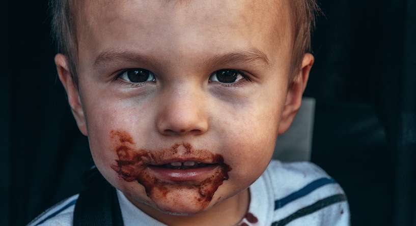 أنا أم تسمح لطفلها بأن يأكل الشوكولاته كل يوم ولكن بشرط واحد!