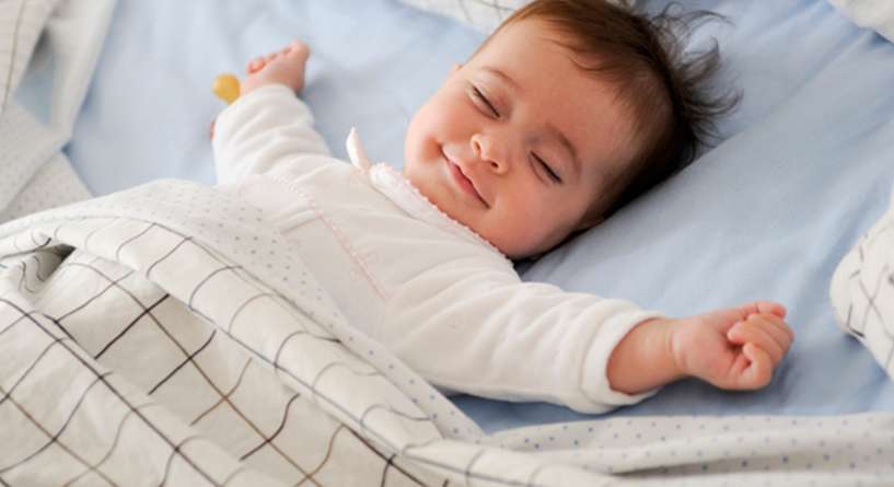 ما سبب النوم الكثير للطفل الرضيع ومتى يجب استشارة الطبيب؟