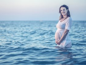 هل الكلور في المسبح يضر الحامل