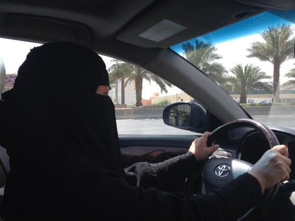 لاول مرة امرأة سعودية تقود سيارتها في الرياض