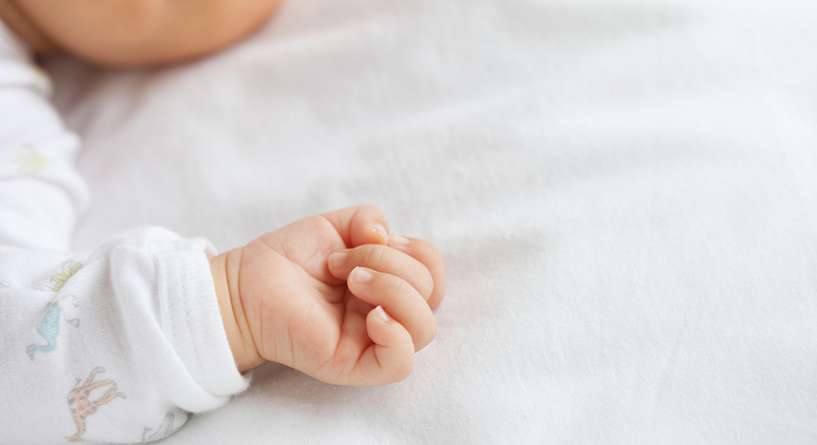 كيف اعرف ان طفلي قد شبع من الرضاعة وهو نائم