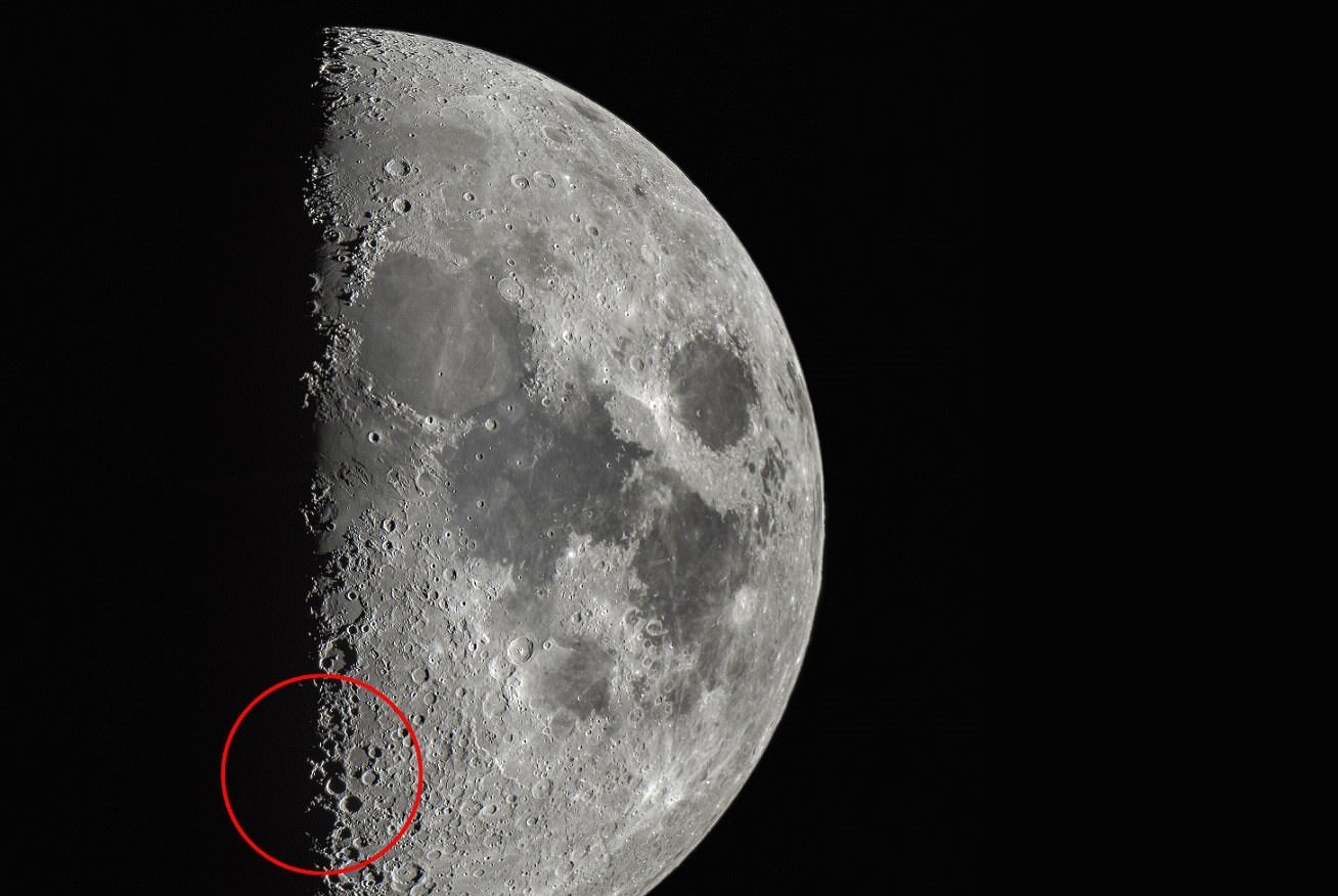 إختبار دقة الملاحظة من خلال إيجاد حرف x على القمر
