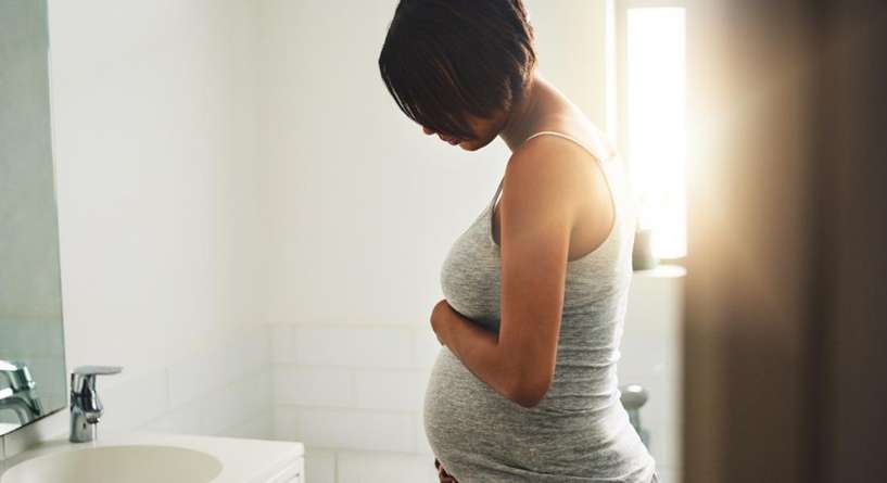 سبب نزول افرازات صفراء اثناء الحمل في الشهر الثاني 