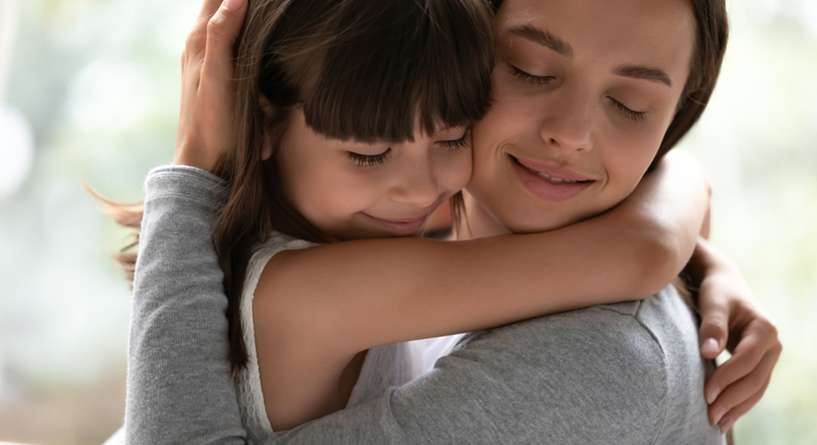 5 لمسات يحتاجها طفلك يومياً ليشعر بالرأفة والمحبة والمودة