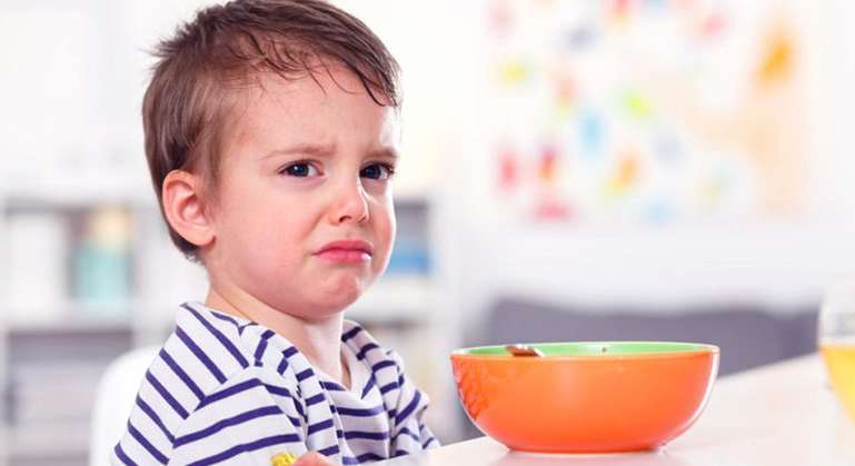 4 كلمات سحرية للتعامل مع الطفل النيق في الأكل