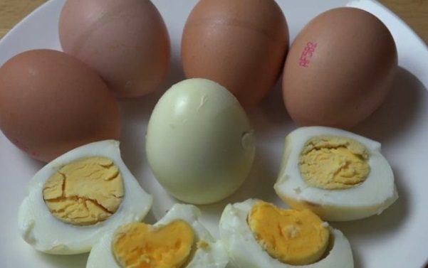 ما قد يحصل إن تم وضع بيضة بقشرتها في الفرن