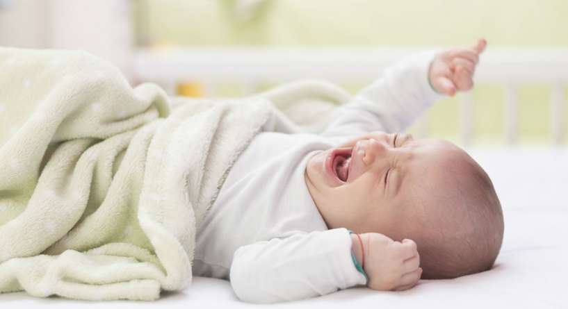 مخاطر تدريب الرضيع على النوم خلال الليل
