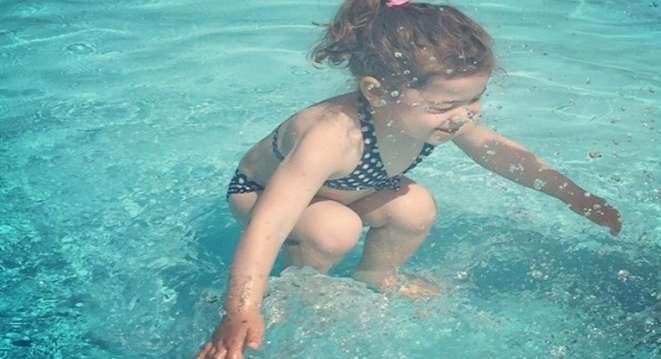 هذه الطفلة فوق أو تحت الماء؟