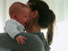 إيقاف بكاء الرضيع الشديد