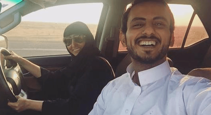 شاب سعودي ينشر صورة لوالدته وهي تقود السيارة وتجتاز الحدود