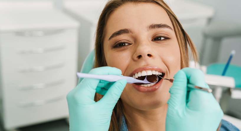تنظيف الاسنان عند الطبيب